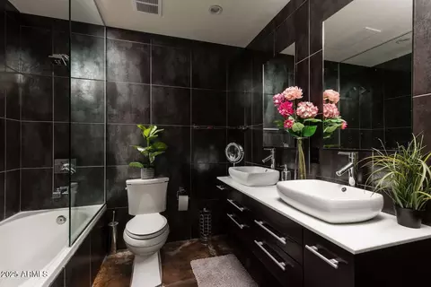 Bath - 5002 N 38th Pl, Phoenix, AZ 85018 photo 3 of 4