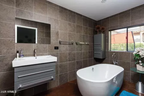 Bath - 5002 N 38th Pl, Phoenix, AZ 85018 photo 1 of 4