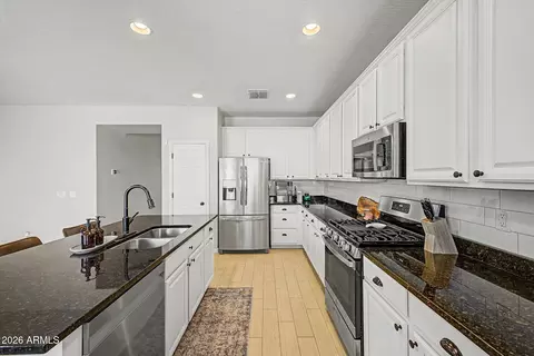 Kitchen - 3954 E Blue Spruce Ln, Gilbert, AZ 85298 photo 4 of 5