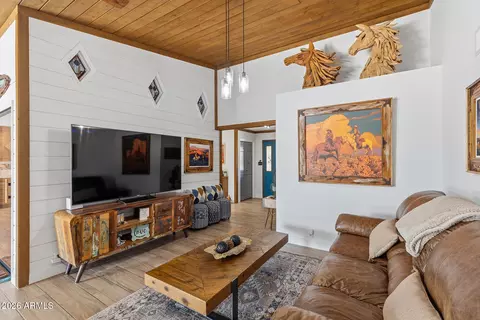 Living - 1011 E Maddock Rd, Phoenix, AZ 85086 photo 2 of 2