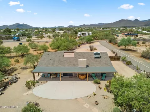 Exterior - 1011 E Maddock Rd, Phoenix, AZ 85086 photo 2 of 14