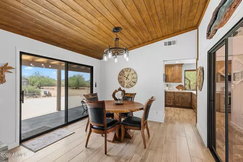 Dining - 1011 E Maddock Rd, Phoenix, AZ 85086 photo 1 of 4