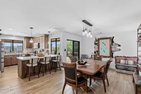 Dining - 1011 E Maddock Rd, Phoenix, AZ 85086 photo 4 of 4
