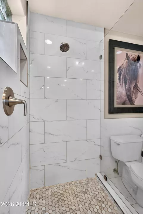 Bath - 141 E Cloud Rd, Phoenix, AZ 85086 photo 4 of 6