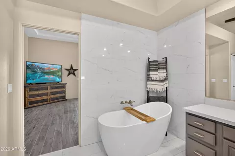 Bath - 141 E Cloud Rd, Phoenix, AZ 85086 photo 3 of 6