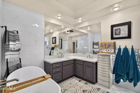 Bath - 141 E Cloud Rd, Phoenix, AZ 85086 photo 1 of 6