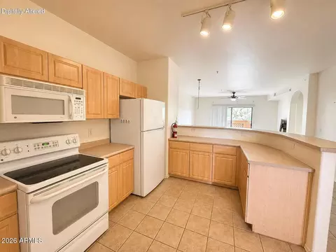 Kitchen - 920 E Devonshire Ave #2006, Phoenix, AZ 85014 photo 4 of 5