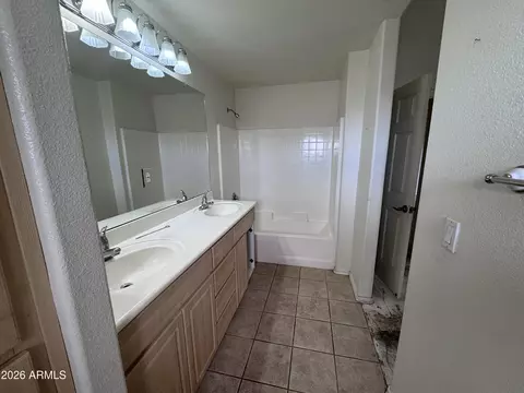 Bath - 920 E Devonshire Ave #2006, Phoenix, AZ 85014 photo 2 of 2