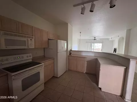 Kitchen - 920 E Devonshire Ave #2006, Phoenix, AZ 85014 photo 3 of 5