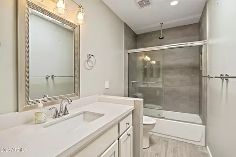 Bath - 4 E San Miguel Ave, Phoenix, AZ 85012 photo 3 of 3