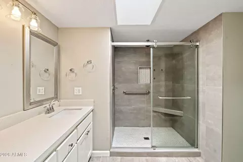 Bath - 4 E San Miguel Ave, Phoenix, AZ 85012 photo 2 of 3