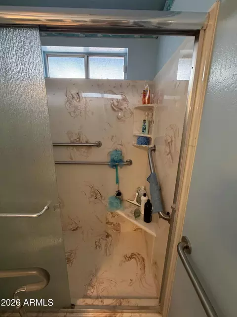 Bath - 720 W Wagoner Rd, Phoenix, AZ 85023 photo 2 of 4