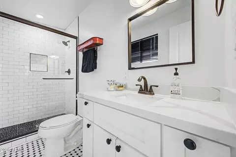 Bath - 433 E Beatryce St, Tempe, AZ 85288 photo 1 of 4