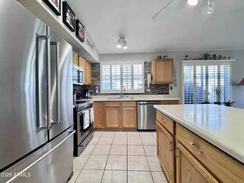 Kitchen - 2271 E Ross Ave, Phoenix, AZ 85024 photo 3 of 4