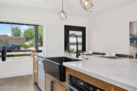 Kitchen - 4221 E Mulberry Dr, Phoenix, AZ 85018 photo 6 of 8