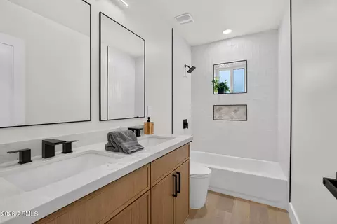 Bath - 4221 E Mulberry Dr, Phoenix, AZ 85018 photo 5 of 8