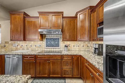 Kitchen - 39949 N Central Ave, Phoenix, AZ 85086 photo 2 of 4