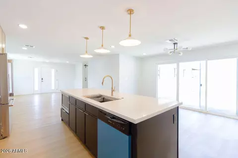 Kitchen - 8435 S 16th Pl, Phoenix, AZ 85042 photo 10 of 12