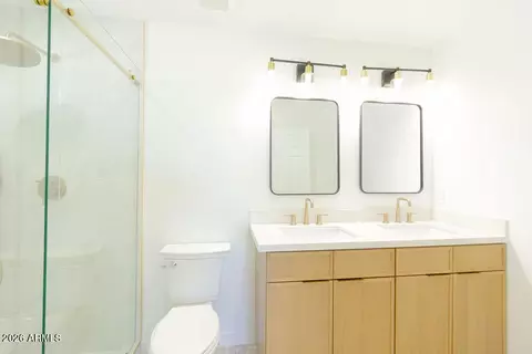 Bath - 8435 S 16th Pl, Phoenix, AZ 85042 photo 7 of 11