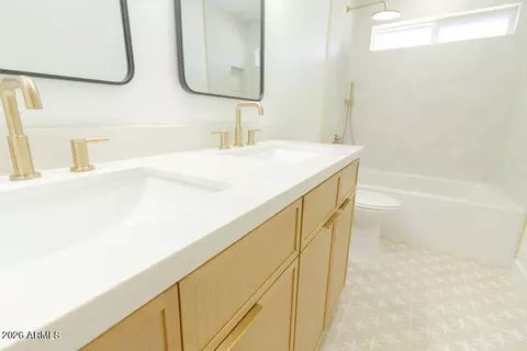 Bath - 8435 S 16th Pl, Phoenix, AZ 85042 photo 6 of 11