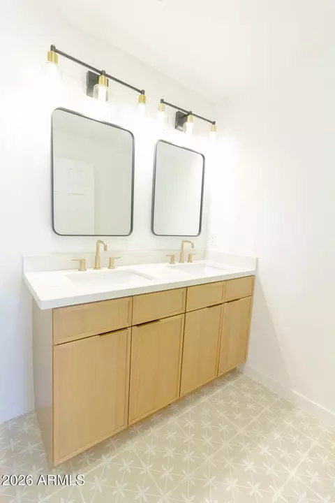 Bath - 8435 S 16th Pl, Phoenix, AZ 85042 photo 9 of 11