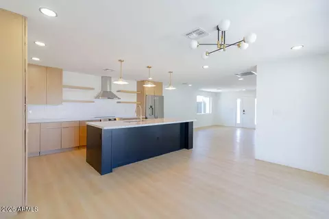Kitchen - 8435 S 16th Pl, Phoenix, AZ 85042 photo 5 of 12