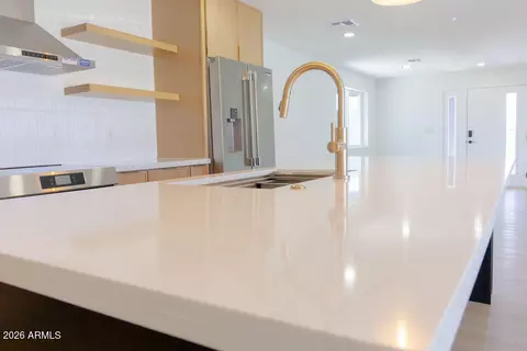 Kitchen - 8435 S 16th Pl, Phoenix, AZ 85042 photo 8 of 12