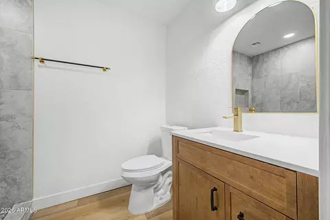 Bath - 5207 N 39th Dr, Phoenix, AZ 85019 photo 1 of 4