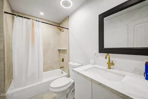 Bath - 1609 W Chipman Rd, Phoenix, AZ 85041 photo 3 of 3