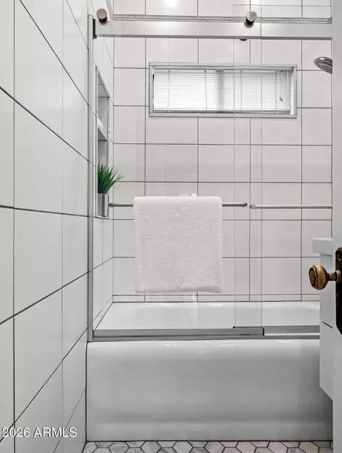 Bath - 1115 E Weldon Ave, Phoenix, AZ 85014 photo 3 of 3