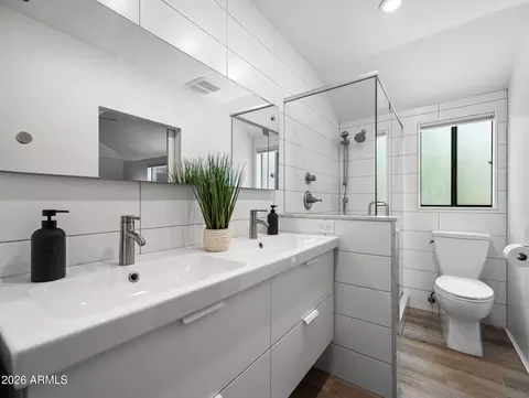 Bath - 1115 E Weldon Ave, Phoenix, AZ 85014 photo 2 of 3