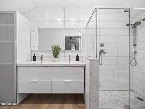 Bath - 1115 E Weldon Ave, Phoenix, AZ 85014 photo 1 of 3