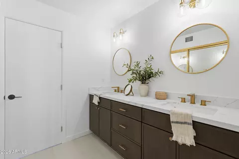 Bath - 4017 E Dahlia Dr, Phoenix, AZ 85032 photo 1 of 5