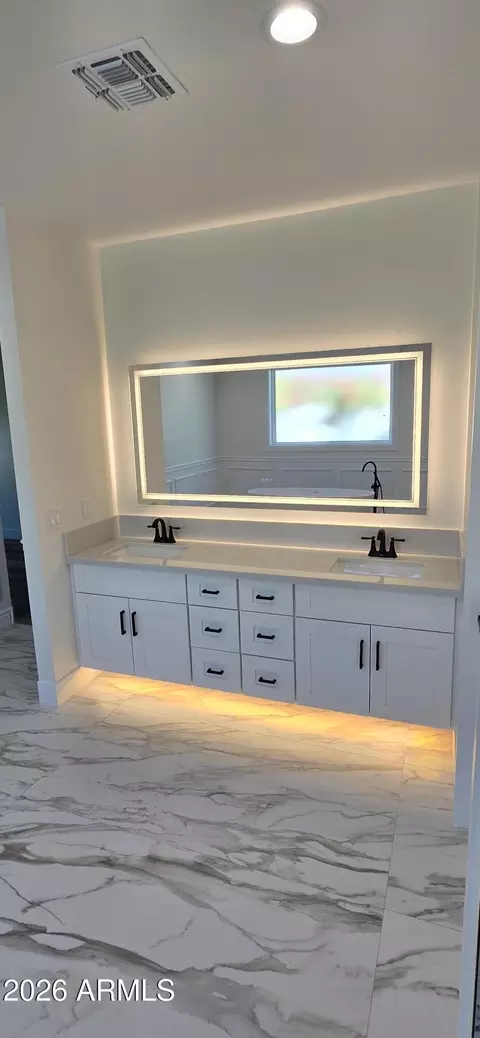 Bath - 4334 E Indianola Ave, Phoenix, AZ 85018 photo 1 of 7