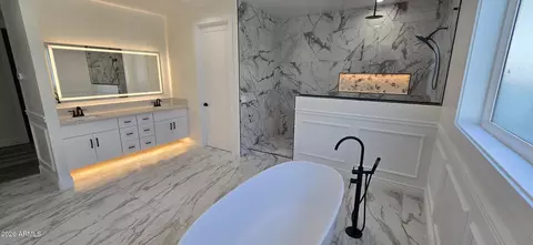 Bath - 4334 E Indianola Ave, Phoenix, AZ 85018 photo 3 of 7