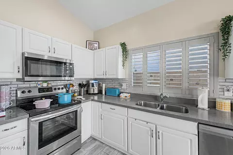 Kitchen - 4138 E Tanglewood Dr, Phoenix, AZ 85048 photo 2 of 3