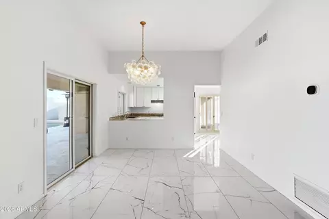 Dining - 3187 E Berridge Ln, Phoenix, AZ 85016 photo 2 of 2
