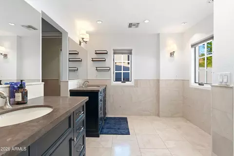 Bath - 3187 E Berridge Ln, Phoenix, AZ 85016 photo 2 of 7