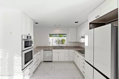 Kitchen - 3187 E Berridge Ln, Phoenix, AZ 85016 photo 2 of 4