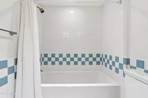Bath - 3187 E Berridge Ln, Phoenix, AZ 85016 photo 7 of 7