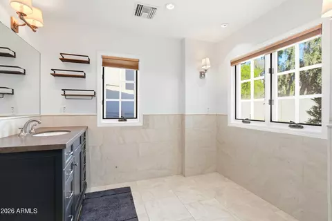 Bath - 3187 E Berridge Ln, Phoenix, AZ 85016 photo 3 of 7
