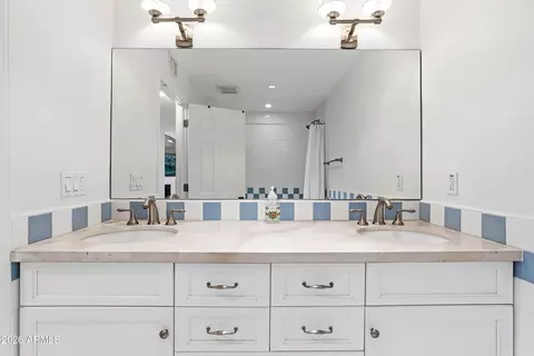 Bath - 3187 E Berridge Ln, Phoenix, AZ 85016 photo 5 of 7