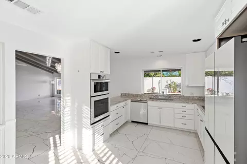 Kitchen - 3187 E Berridge Ln, Phoenix, AZ 85016 photo 3 of 4