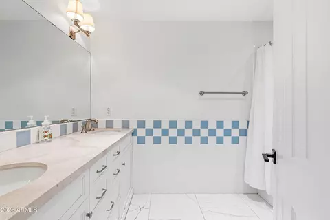 Bath - 3187 E Berridge Ln, Phoenix, AZ 85016 photo 6 of 7