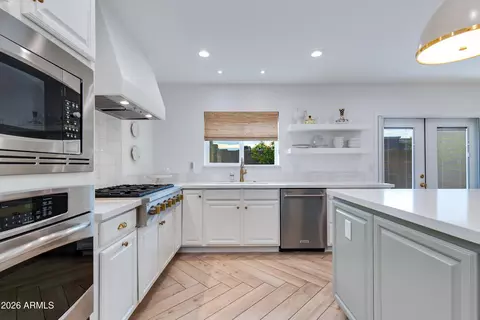 Kitchen - 1106 E Wagon Wheel Dr, Phoenix, AZ 85020 photo 5 of 7