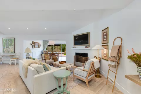 Living - 1106 E Wagon Wheel Dr, Phoenix, AZ 85020 photo 1 of 5