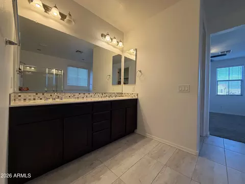 Bath - 2275 S Agnes Ln, Gilbert, AZ 85295 photo 2 of 7