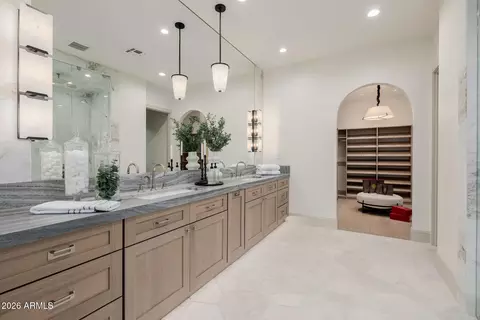 Bath - 3301 Elm St, Phoenix, AZ 85018 photo 2 of 9