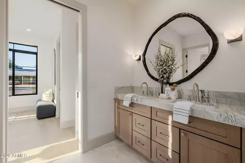 Bath - 3301 Elm St, Phoenix, AZ 85018 photo 6 of 9