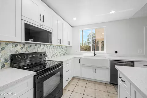 Kitchen - 1207 E Tonto Ln, Phoenix, AZ 85024 photo 4 of 5
